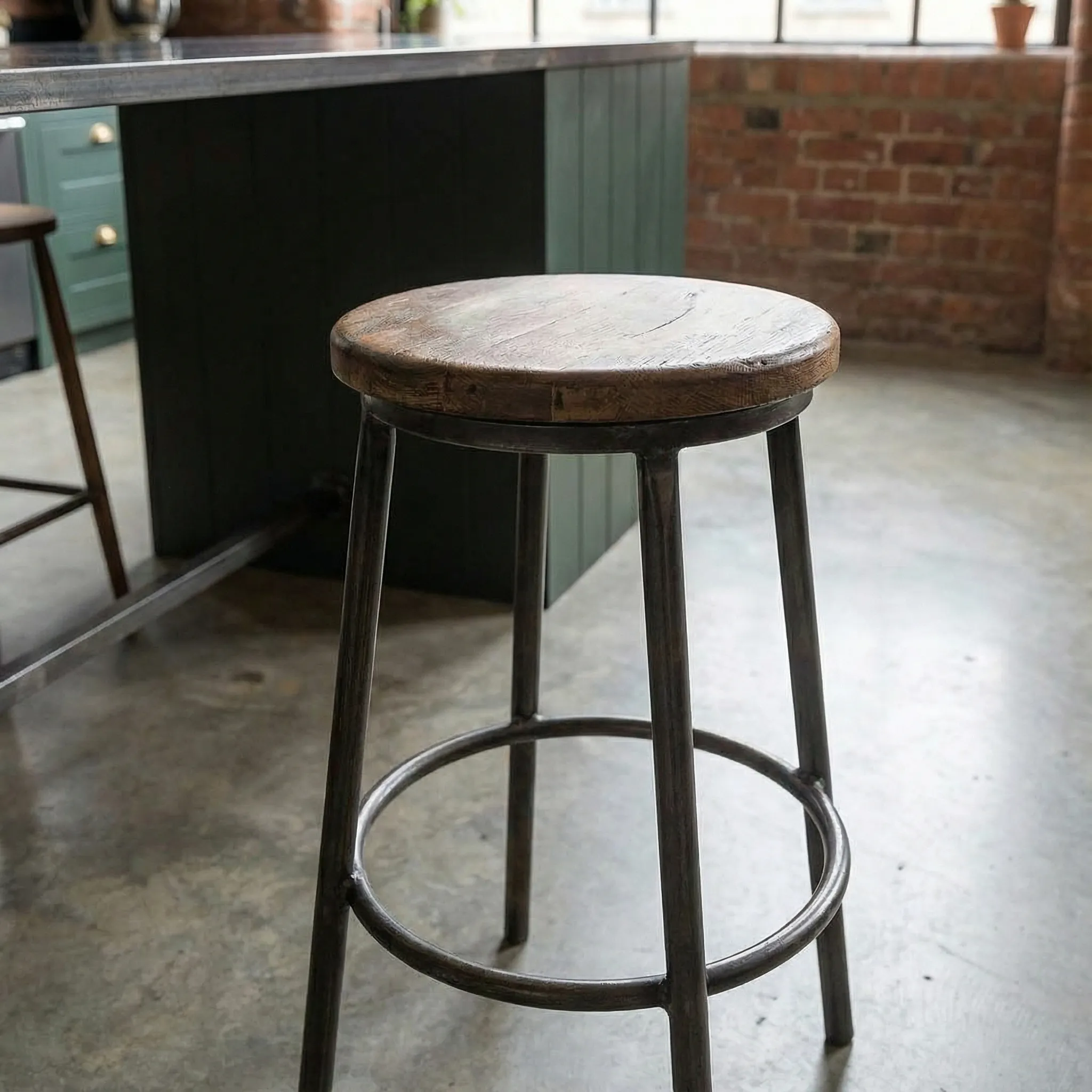 Industrijska barska stolica od metala i drveta ispred šanka