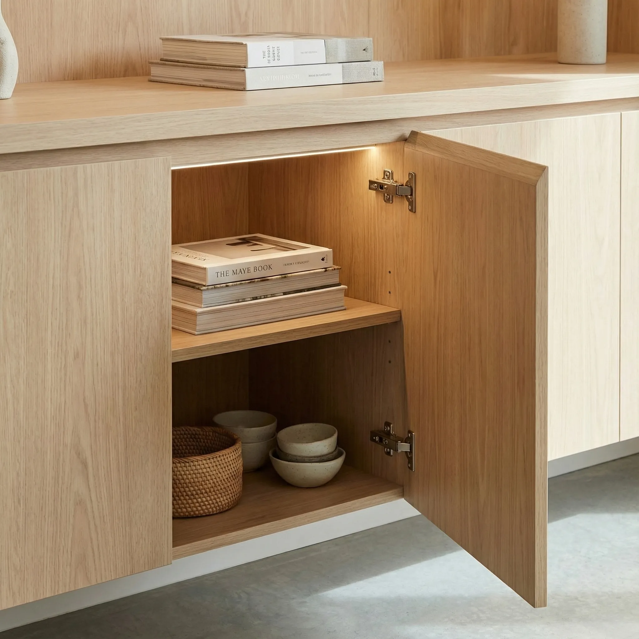 Otvorena vrata donjeg elementa sa unutrašnjim LED osvetljenjem i policama za odlaganje