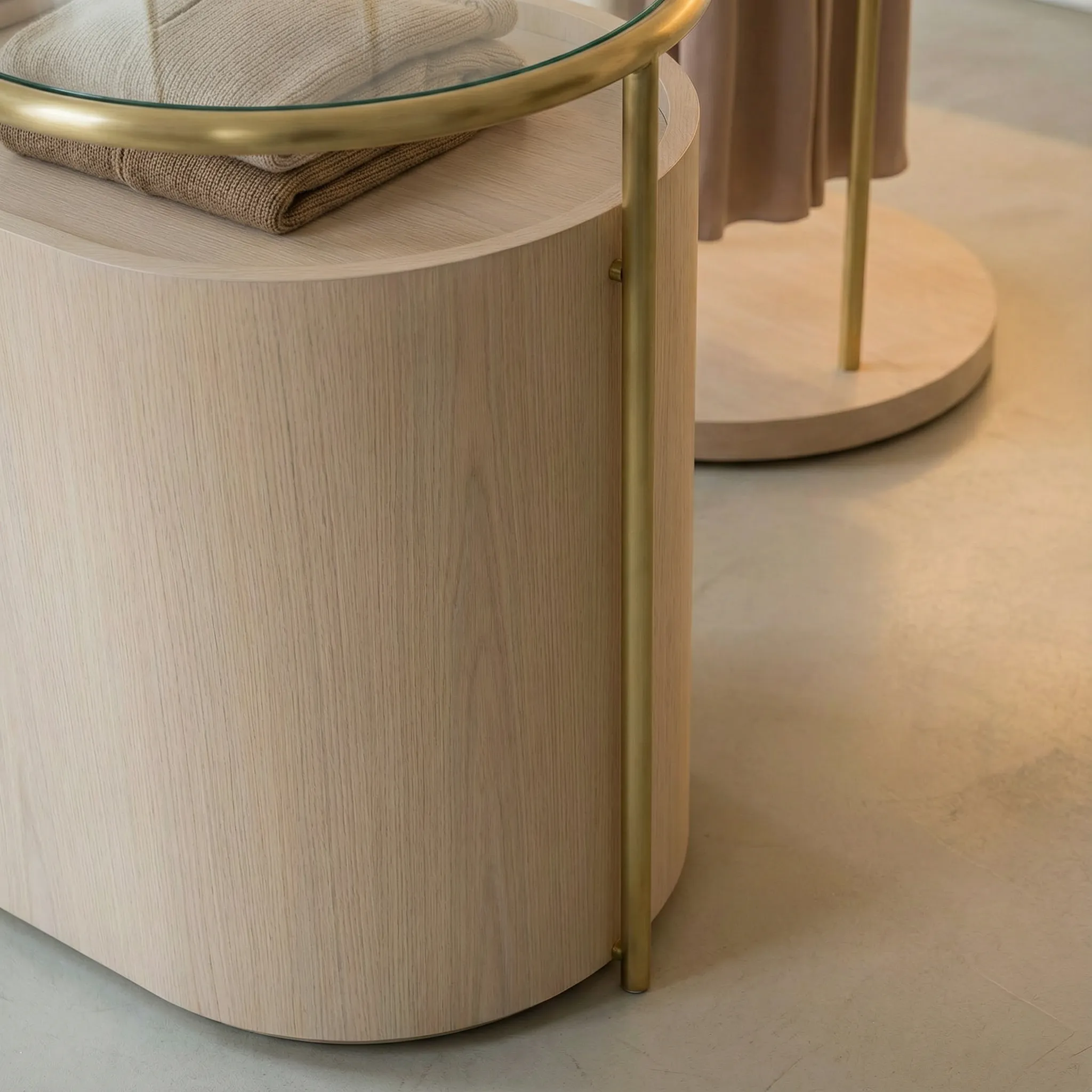 Detalj cilindrične gondole sa staklenim vrhom i savijenom odećom