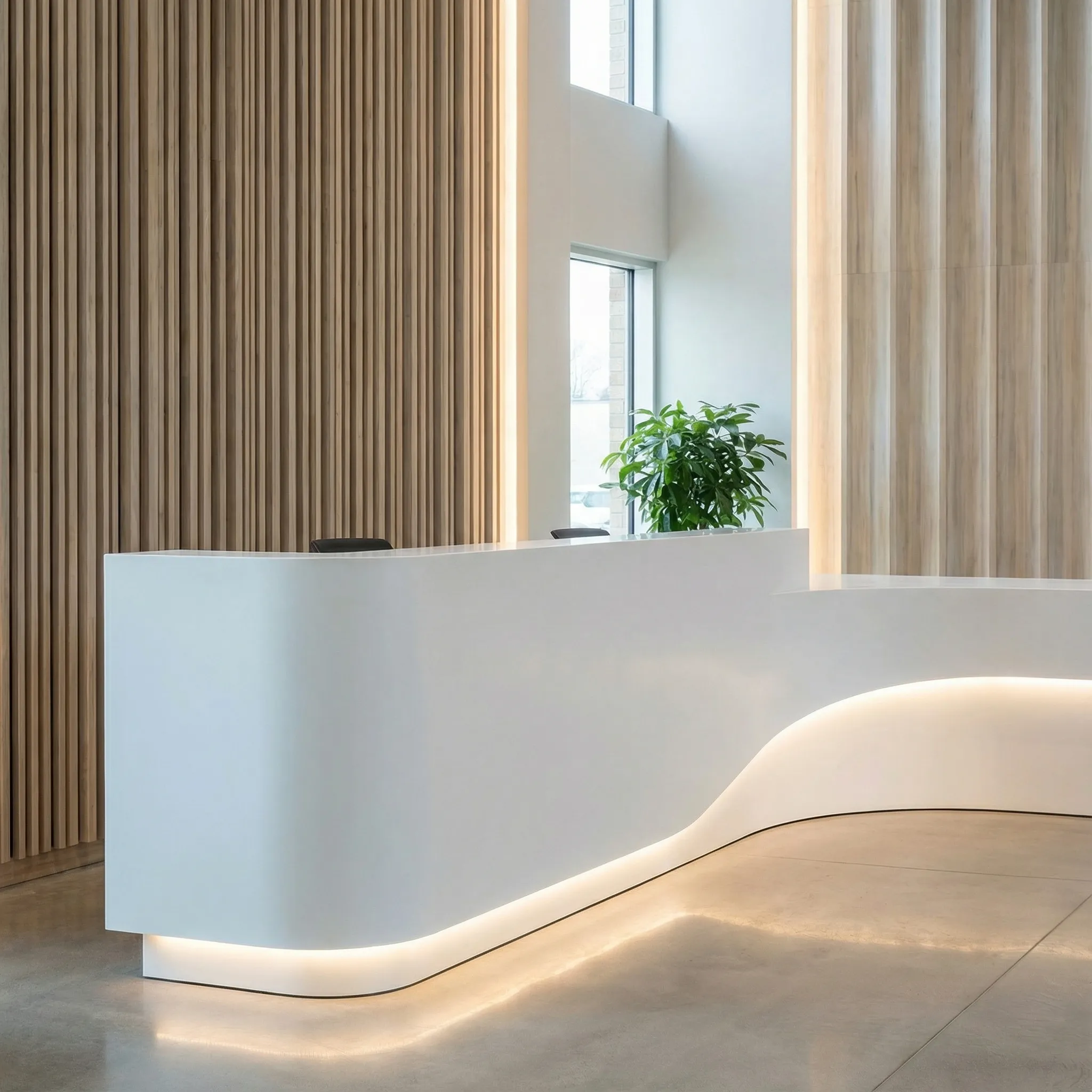 Zakrivljeni beli recepcijski pult sa LED osvetljenjem ispod i drvenim letvicama u pozadini