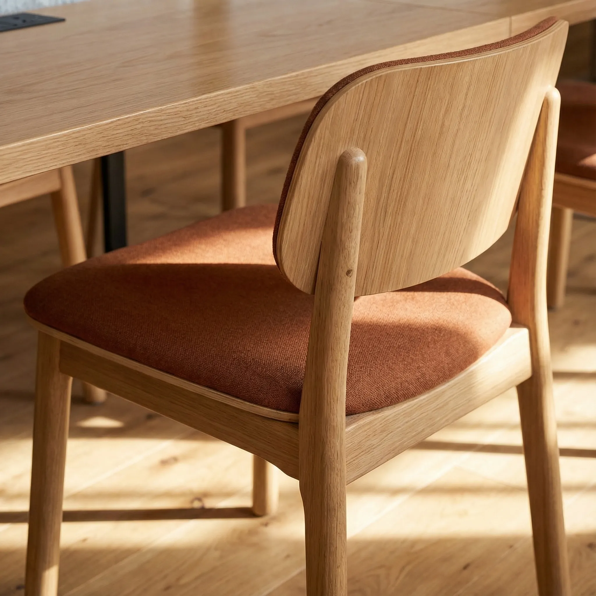 Skandinavska stolica od hrasta sa tapaciranim sedištem u terakota boji