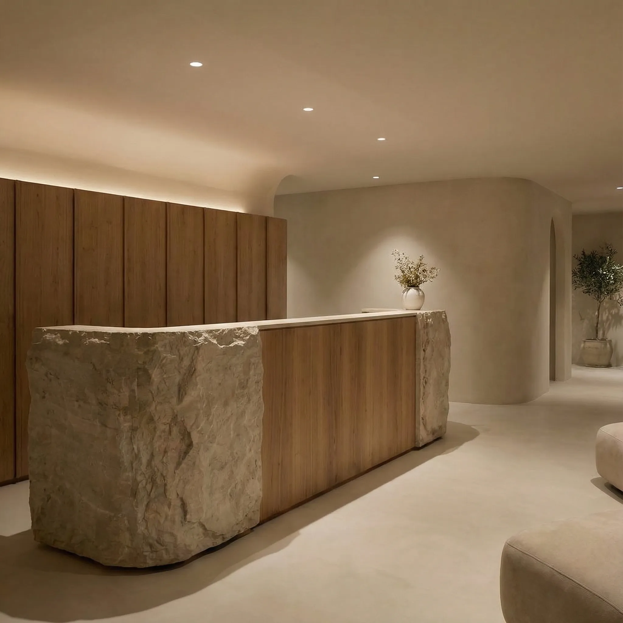Spa recepcija sa pultom od prirodnog kamena i drvenih letvica u toplim zemljanim tonovima