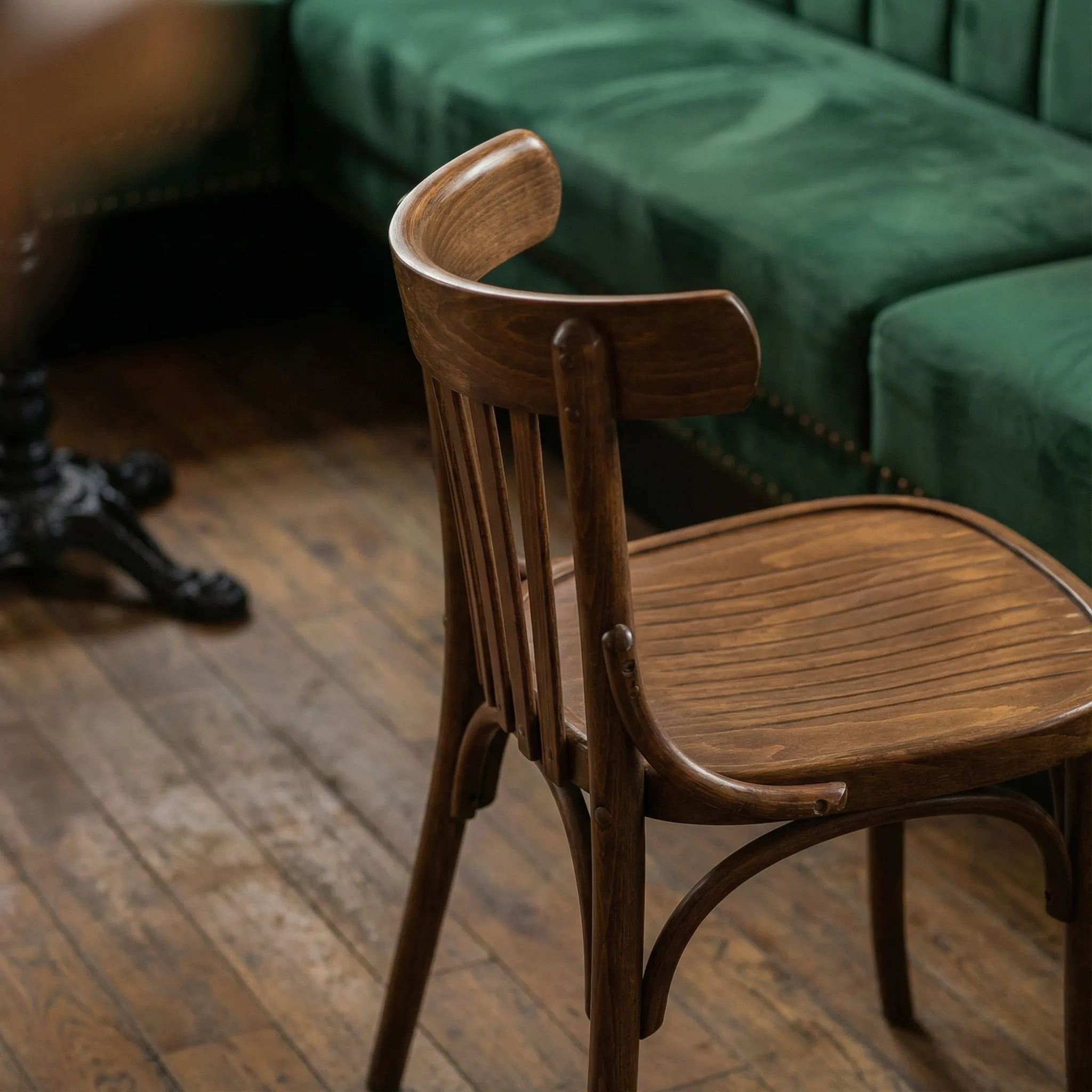 Klasična drvena stolica sa zakrivljenim naslonom u restoranu